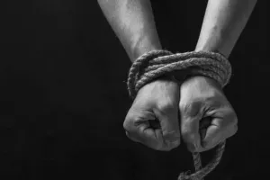 रास्ता पूछने के बहाने युवक का अपहरण, चाकू की नोक पर मारपीट कर लूटे 2 लाख रुपए 