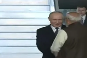 दिल्ली पहुंचे राष्ट्रपति पुतिन, पालम एयरपोर्ट पर पीएम मोदी ने किया जोरदार स्वागत, इन 8 बड़ी डील पर लग सकती है मुहर