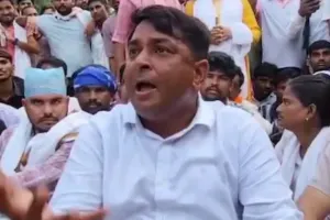 पुलिस के आश्वासन के बाद नरेश मीणा ने धरना समाप्त किया