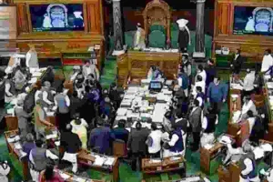 विपक्ष के हंगामे के बीच लोकसभा की कार्यवाही 12 बजे तक स्थगित, आज पेश हो सकते हैं बिल