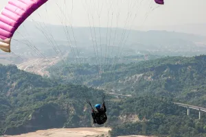 हिमाचल की भयावह हादसा: बिलिंग में पैराग्लाइडिंग के दौरान पायलट की मौत, पर्यटक घायल