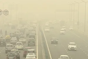 दिल्ली में छाई जहरीले स्मॉग की परतें : एक्यूआई बहुत खराब से भी गंभीर, प्रदूषण को कम करने के लिए सभी उपाय लागू