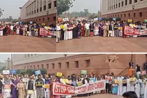 विपक्ष का एसआईआर के मुद्दे पर संसद भवन परिसर में प्रदर्शन : संसद में चर्चा कराने की दोहराई मांग, कहा- इस प्रक्रिया के तहत लोगों को मतदान के अधिकार से वंचित किया जा रहा 