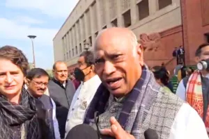 रुपया लगातार गिर रहा : यह साफ करता है कि देश की आर्थिक स्थिति क्या है, खड़गे ने कहा- सरकार की नीति ठीक नहीं