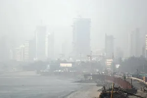 मुंबई में गंभीर श्रेणी में एक्यूआई : कई इलाकों में छाया घना कोहरा, धूल साफ करने के लिए हाई टेक मशीनें तैनात