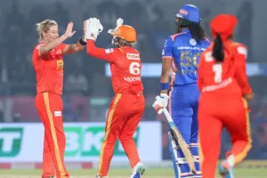 महिला प्रीमियर लीग : मुंबई को इतिहास में पहली बार हरा गुजरात एलिमिनेटर में पहुंची, हरमनप्रीत कौर का नाबाद अर्धशतक गया बेकार 