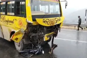 जम्मू-कश्मीर में भीषण सड़क दुर्घटना: सीआरपीएफ जवान समेत 4 लोगों की मौके पर मौत, पुलिस जांच शुरू 