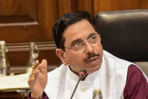 गणतंत्र दिवस सीटिंग विवाद: प्रह्लाद जोशी ने कहा, विपक्ष बेवजह मुद्दा बना रही 