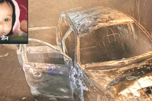 कार पलटते ही धधकी आग : मासूम बालिका की मौत और दंपति सहित चार घायल, जानें पूरा मामला