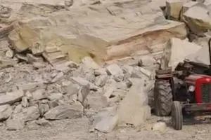 जान पर बन आई : जयपुर की खदान में 100 फीट ऊँची चट्टानें ढहीं, ट्रैक्टर-ट्रॉली दबकर चीखें गूँजीं