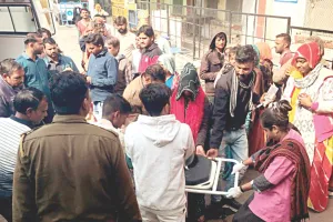 डंपर की टक्कर से कार के उड़े परखच्चेे : 8 माह के मासूम सहित तीन की मौत, 2 गंभीर घायल