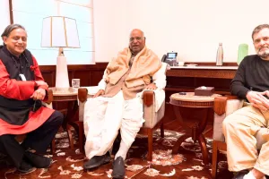 संसद भवन में थरूर की राहुल गांधी से मुलाकात : असंतोष की चर्चाओं पर लगा विराम, कहा- कई महत्वपूर्ण विषयों पर की रचनात्मक चर्चा 