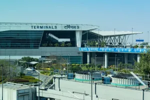 दिल्ली में घने कोहरे के कारण 66 उड़ानें रद्द : कई उड़ानों में देरी, रनवे पर ठीक रही दृश्यता 