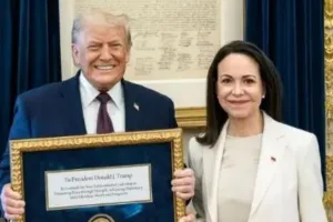 कोरिना मचाडो ने ट्रंप से की मुलाकात : राष्ट्रपति को भेंट किया अपना नोबेल पुरस्कार, कहा- यह भेंट आपसी सम्मान और लोकतांत्रिक मूल्यों के समर्थन का प्रतीक 