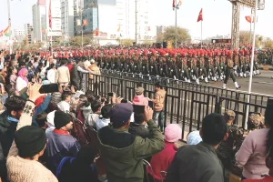 आर्मी की फुल ड्रेस रिहर्सल : जवानों ने दिखाए करतब, बाइक पर बनाया ह्युमन पिरामिड ; मल्टीपल रॉकेट लॉन्चर प्रदर्शन से रोमांचित हुए दर्शक