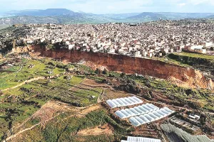 इटली में खिसकी 4 किमी लंबी चट्टान : खाई में लटके सैकड़ों आवास, लोगों को निकाला बाहर