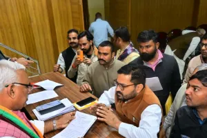 कांग्रेस कार्यकर्ता भी पहुंचे भाजपा कार्यालय : गृह राज्य मंत्री जवाहर सिंह बेढम ने सुनी जनसमस्याएं, कहा- भजनलाल सरकार पर जनता का भरोसा मजबूत