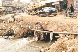 आड़ी बही पर कच्चा नाला बना होने से हादसों का खतरा, आमजन के लिए गंभीर खतरे का बना कारण
