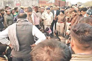 रेलवे ओवरब्रिज के बीच हादसा : पैदल चलते श्रद्धालुओं के ऊपर रुई से भरा ट्रक पलटा, 3 की मौत ; आधा दर्जन घायल