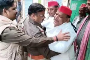 मणिकर्णिका घाट जा रहे सपा नेताओं को पुलिस ने रोका, सांसद वीरेंद्र सिंह धरने पर बैठे