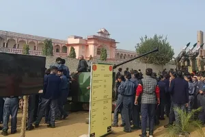 ऑपरेशन सिंदूर की झलक : भवानी निकेतन कॉलेज में सैन्य प्रदर्शनी देखने उमड़ी छात्रों की भीड़, युवाओं में सेना के प्रति उत्साह और गर्व का माहौल 