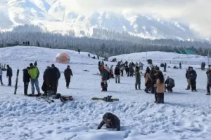 कश्मीर में ठंड का प्रकोप तेज : कई स्थानों पर शून्य से काफी नीचे तापमान, रातें काफी सर्द