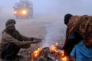 दिल्ली में शीतलहर चलने से ठंड का प्रकोप : बहुत खराब श्रेणी में एक्यूआई, कई इलाकों में छाई धुंध की परत