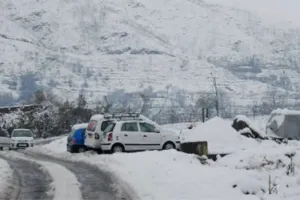 कश्मीर और लद्दाख में ठंड का प्रकोप : ऊंचे इलाकों में हल्की बर्फबारी का अनुमान, शीतलहर से जमे कुछ हिस्से