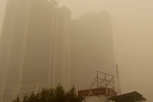 दिल्ली की वायु गुणवत्ता में मामूली सुधार : आईएमडी ने जारी किया येलो अलर्ट, कोहरे के कारण दृश्यता प्रभावित 