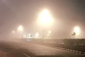 कोहरे के बीच भी रात को हो रही मेन रोड की सफाई