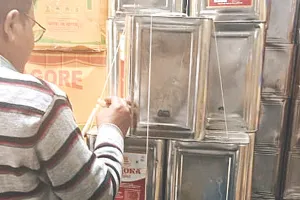 मिलावटखोरों पर बड़ी कार्रवाई : 10 हजार लीटर वनस्पति घी और 150 किलो मिर्च पाउडर सीज, सरसों के तेल का नमूना भी लिया 