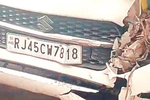 सड़क के किनारे खड़े ट्रेलर में पीछे से घुसी कार : हादसे में कार सवार पत्नी की मौत, पति घायल