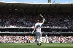 एशेज सीरीज : रूट का 41वां टेस्ट शतक, इंग्लैंड ने पहली पारी में बनाए 384 रन 