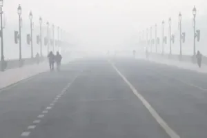 दिल्ली में धुंध-धुएं की चादर : घनी परत छाने से एक्यूआई बेहद 'खराब', कई क्षेत्रों में हालात खराब