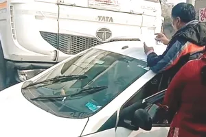 तेज रफ्तार से आए डंपर की टक्कर से दहशत : कार सवार लोग बाल-बाल बचे, चालक ने परिवार सहित कार को दो किलोमीटर तक घसीटा