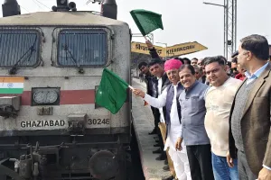 पोरबंदर-मुजफ्फरपुर-पोरबंदर एक्सप्रेस रेलसेवा का किशनगढ रेलवे स्टेशन पर ठहराव, किसान कल्याण राज्य मंत्री भागीरथ चौधरी ने दिखाई हरी झण्डी