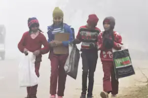 बर्फीली हवाओं के कारण प्रदेश में सर्दी का सितम : डेढ़ दर्जन जिलों में स्कूलों की छुट्टियां, टीचर्स को आना पड़ेगा ; पारा सात डिग्री तक गिरा