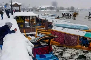 कश्मीर और लद्दाख में कड़ाके की ठंड : डल झील के किनारे जमी बर्फ की चादरें, तापमान शून्य से नीचे