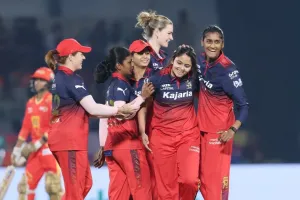 डब्ल्यूपीएल : लगातार पांचवीं जीत के साथ आरसीबी प्लेऑफ में, गुजरात को 61 रन से हराया