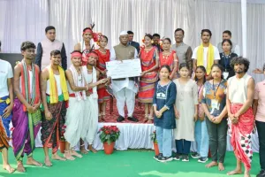 लोकभवन में आदिवासी युवा आदान-प्रदान कार्यक्रम, राज्यपाल ने देश के विभिन्न प्रांतों के आदिवासी युवाओं से किया संवाद