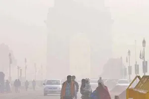 दिल्ली एनसीआर में ठिठुरन : कोहरे के साथ खराब वायु गुणवत्ता से जनजीवन प्रभावित, भीषण शीतलहर का प्रकोप