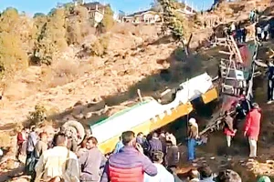 हिमाचल में भीषण सड़क हादसा : बस गहरी खाई में गिरी, 14 की मौत