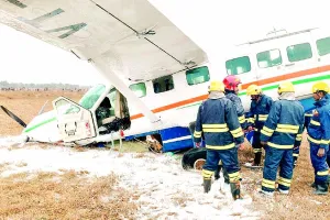 भुवनेश्वर में छोटे विमान की इमरजेंसी लैंडिंग : पायलटों के सुरक्षित लैंडिंग के कारण हताहत नहीं, मौके पर पहुंचा प्रशासन 