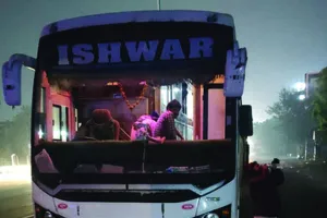 बस बॉडी कोड उल्लंघन पर सख्ती : आरटीओ प्रथम की बड़ी कार्रवाई, 3 ओवरहैंग बसें जब्त