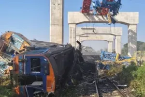 थाईलैंड में ट्रेन की निर्माण कार्य में लगी क्रेन से टक्कर : हादसे में 22 लोगों की मौत, मलबे में फंसे यात्रियों को निकाला बाहर 