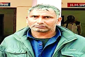 दिनदहाड़े एटीएम बूथ में चोरी का प्रयास : बदमाश ने गार्ड की अंगुली चबाई, लोगों ने दबोचकर पुलिस के हवाले किया