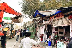 अतिक्रमणों पर निगम जेडीए का एक साथ चला पीला पंजा, कार्रवाई के दौरान सामान को निगम ने जप्त