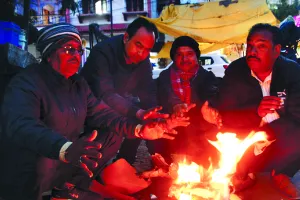 पहाड़ों पर बर्फबारी से प्रदेश में कड़ाके की सर्दी : शीतलहर के कारण ठिठुरन और गलन, लोगों को दिन में भी लिया अलाव का सहारा