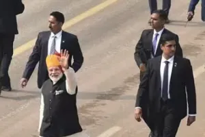 गणतंत्र दिवस पर दर्शकों के बीच मोदी : हाथ हिलाकर किया दर्शकों का अभिवादन, झलक पाने के लिए कुर्सियों से खड़े हुए लोग