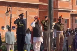 राज्यपाल ने 77 वें गणतंत्र दिवस पर लोकभवन में राष्ट्रीय ध्वज फहराया, सभी को मिठाई वितरित 